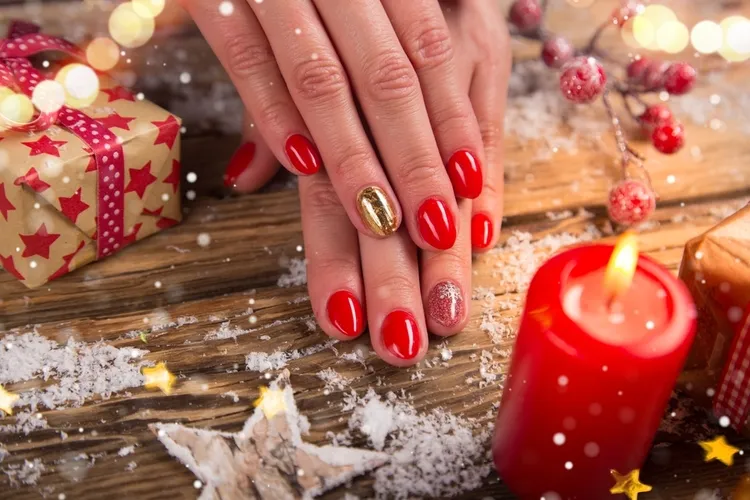 red manicure for short nails christmas 2023