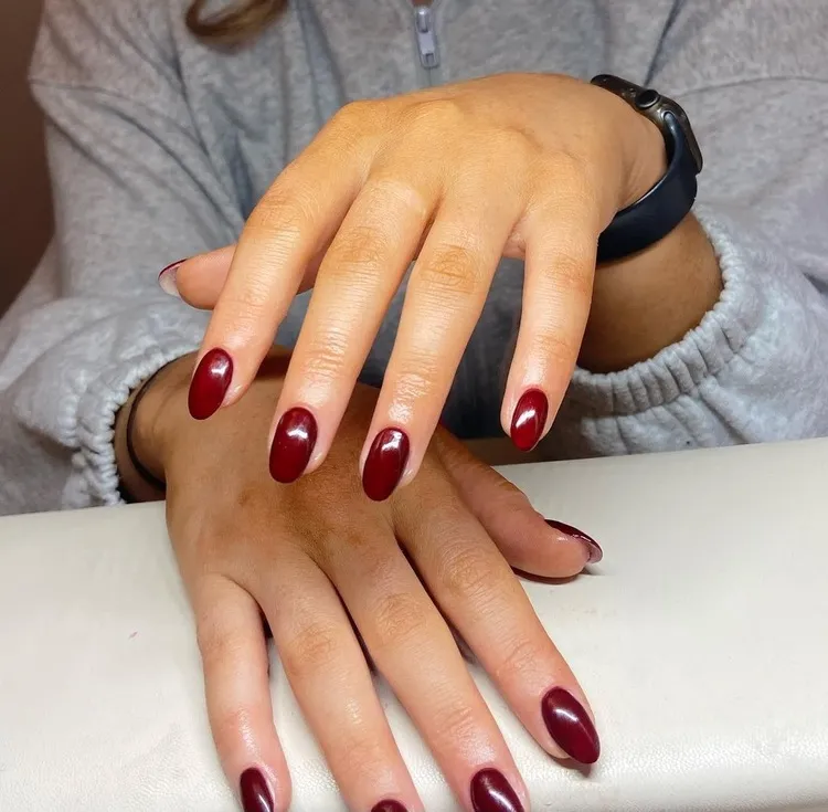 short almond nails burgundy red manicure winter 2023