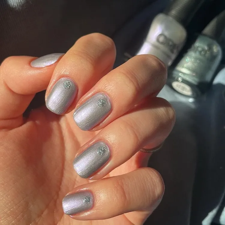 short gel nails grey silver nail art winter 2023