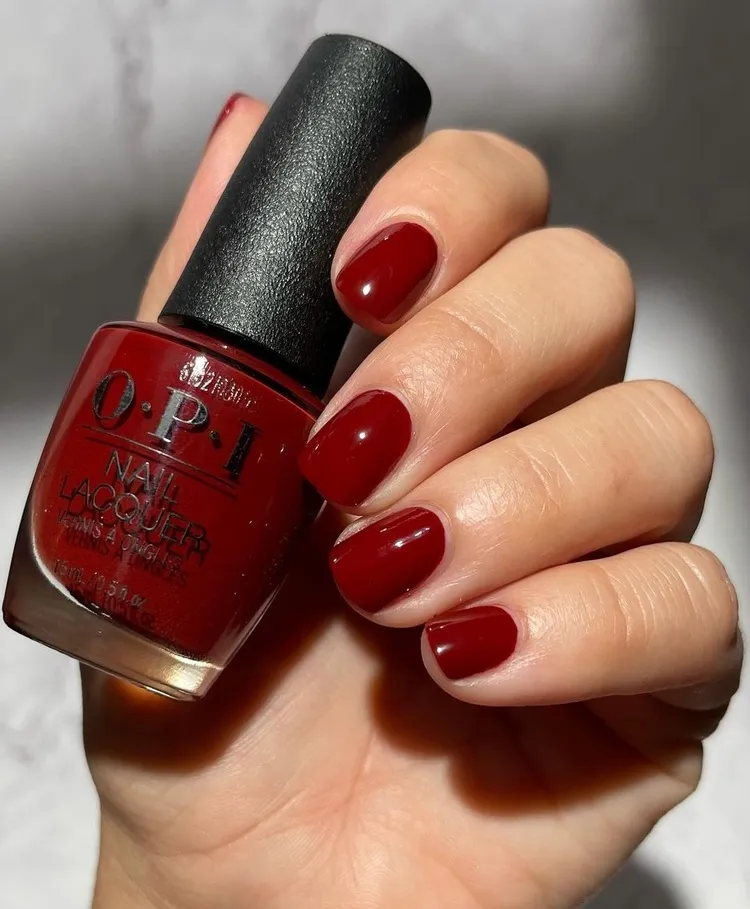 short nails trendy color burgundy