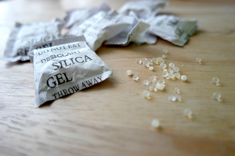 silica gel against window condensation