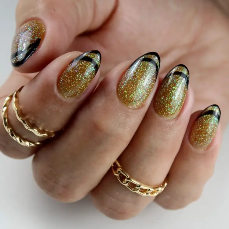 esmalte moderno com glitter dourado, ideia dupla de manicure festiva francesa