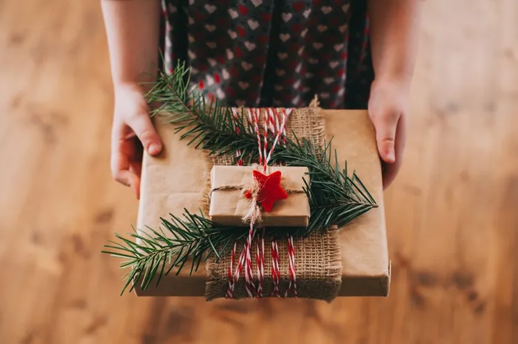unique gift wrapping ideas for christmas zero waste natural materials pine branches