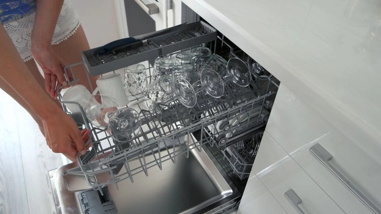 use less dishwashing detergent for cleaner glassware