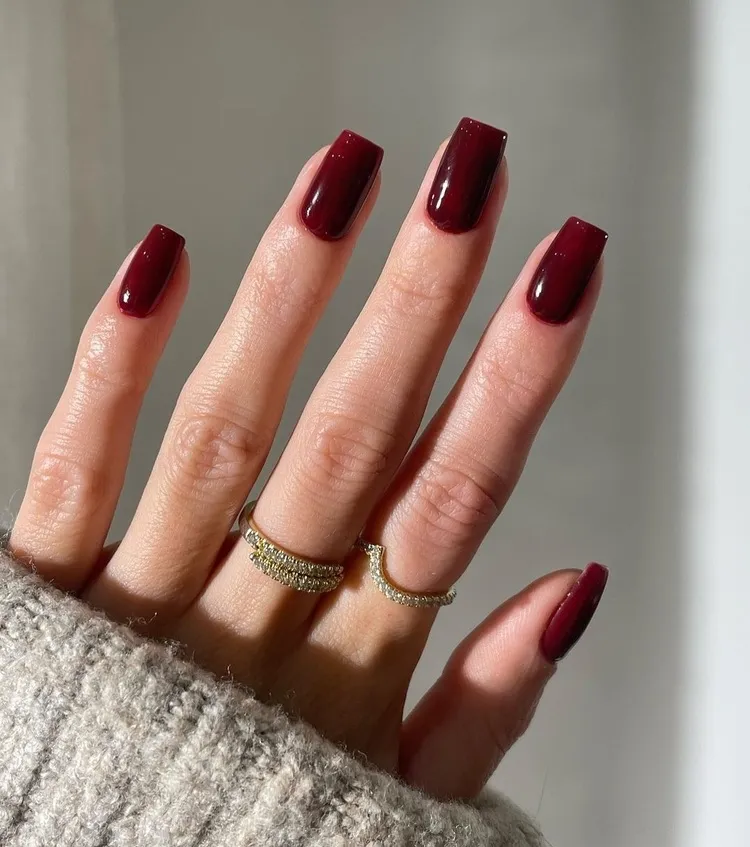 winter 2023 manicure burgundy red short square nails