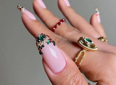 winter christmas nail art decoration ideas 2023 pearls green red gemstones
