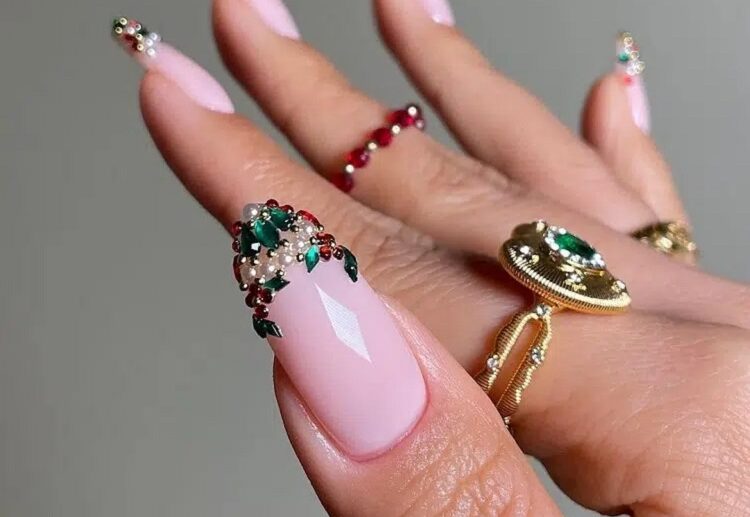 winter christmas nail art decoration ideas 2023 pearls green red gemstones