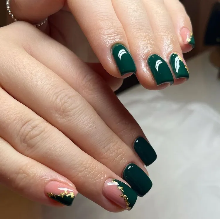 winter manicure color 2023 green gold short nails
