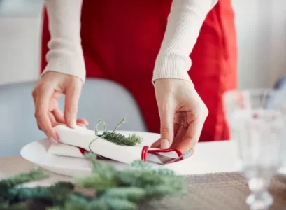 15 simple christmas tablescapes 2023 budget friendly ideas for a festive atmosphere