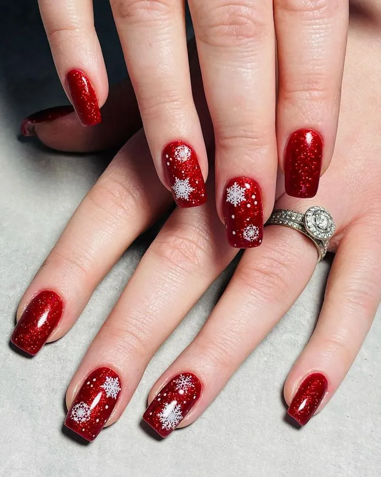 classic christmas colors for your christmas nails