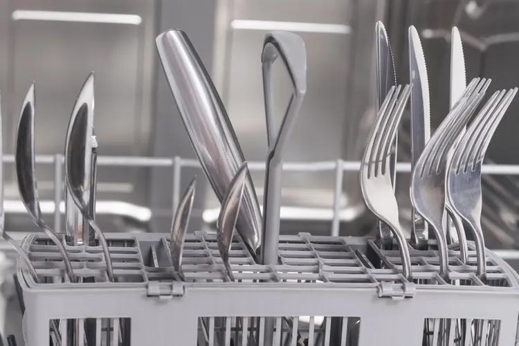 how to load cutlery in the dishwashing machine