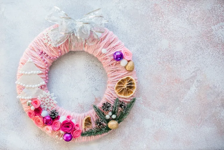 how to make a yarn christmas wreath
