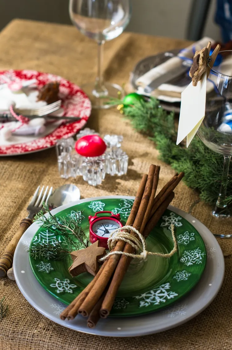 simple christmas tablescapes ideas red and green are traditional colors