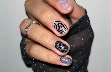 abstract design short glitter new years nails 2024