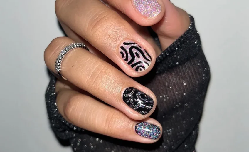 abstract design short glitter new years nails 2024