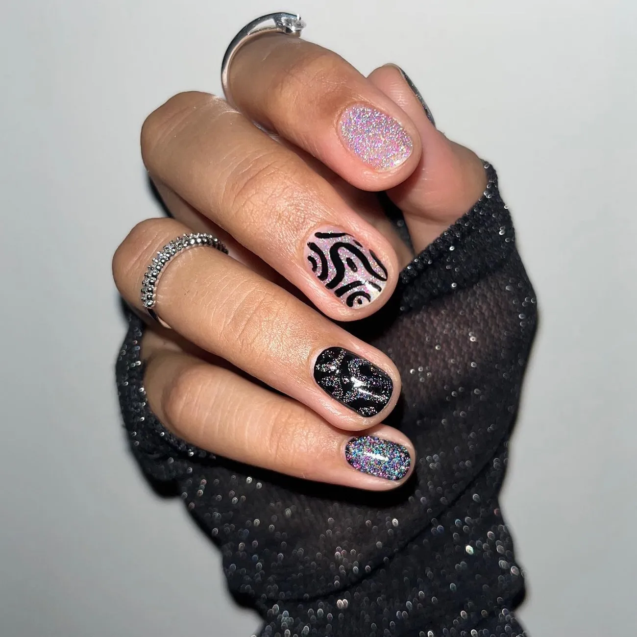abstract design short glitter new years nails 2024