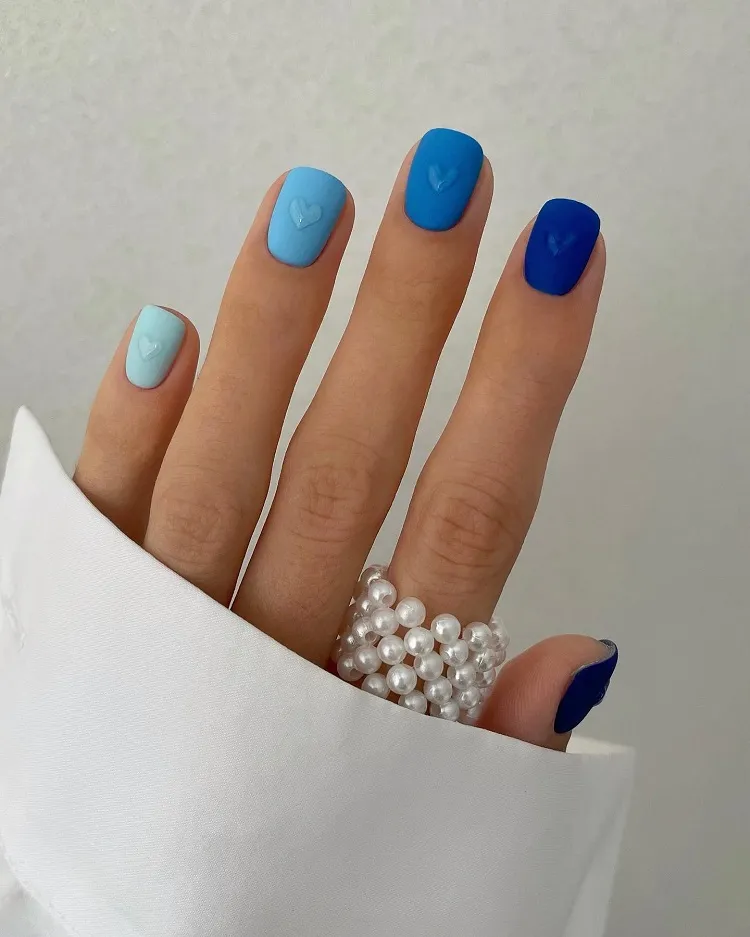 adorable gradient blue nail art with hearts for short nails gara.nails