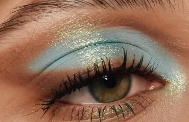 blue eye makeup idea brown gold glitter winged eye