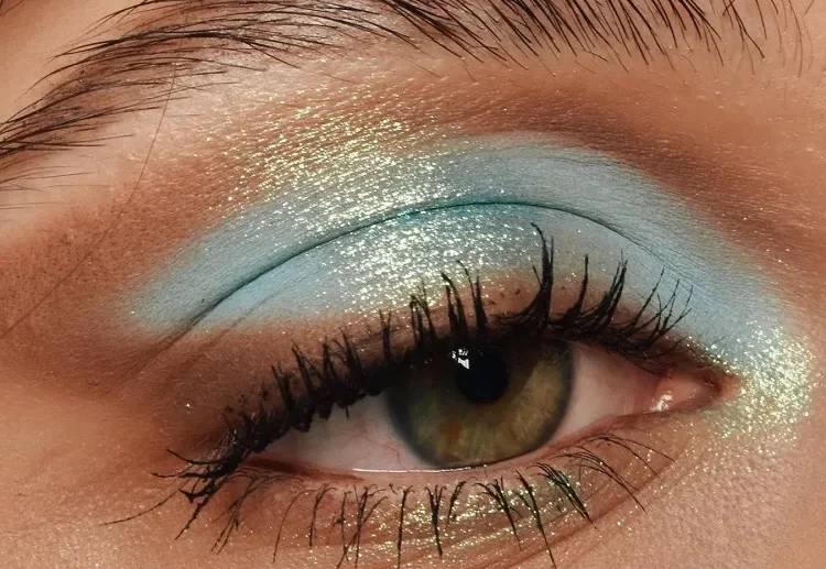 blue eye makeup idea brown gold glitter winged eye