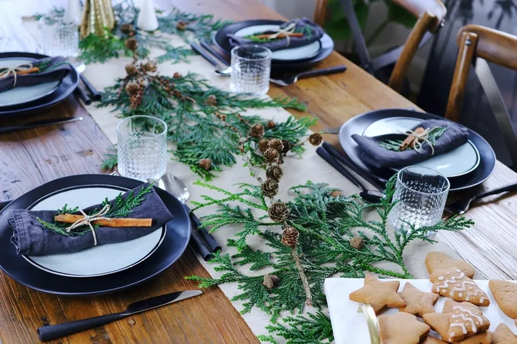 budget friendly christmas tablescapes