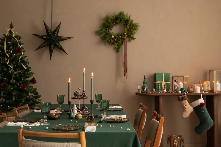 christmas table decoration in green and brown colors