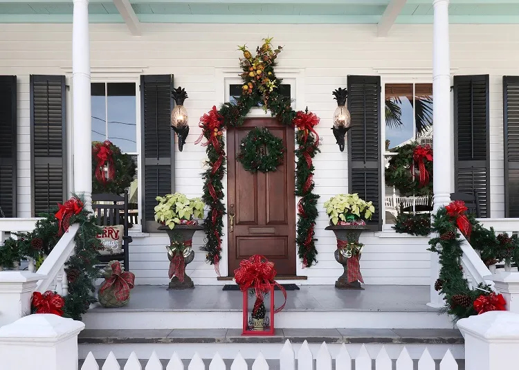 modern christmas front porch decorating ideas 2023