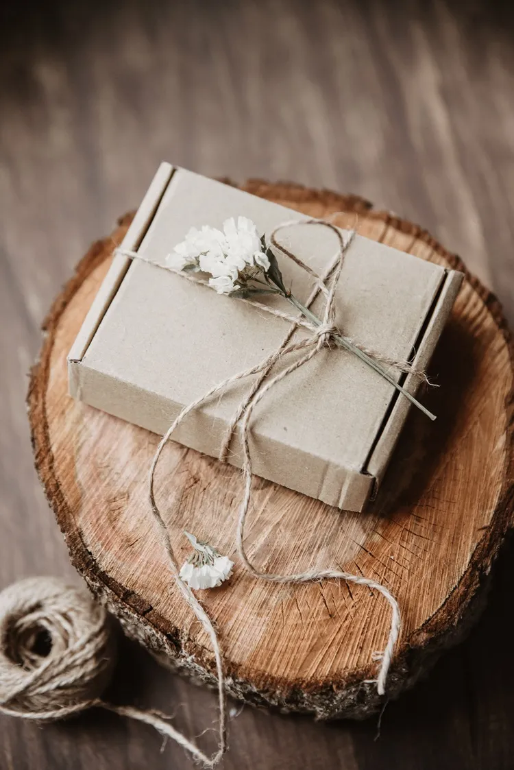sustainable cardboard box twine flowers christmas gift idea zero waste
