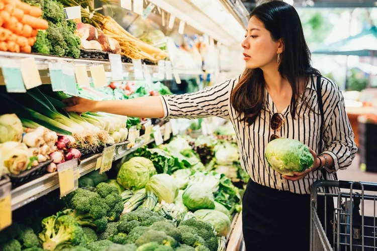 6 to1 grocery shopping method choosing vegetables