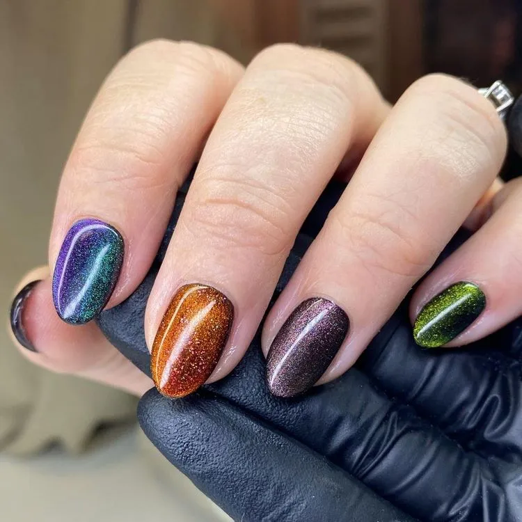 cateye nail art offers the trendy metallic sheen