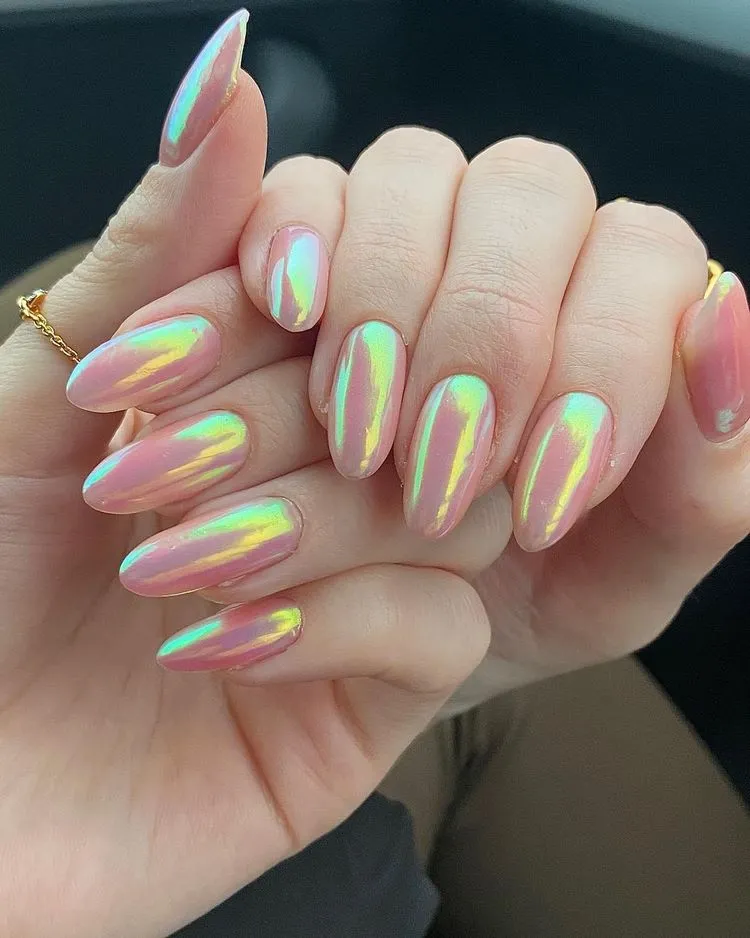 chrome nails remain on top of trends
