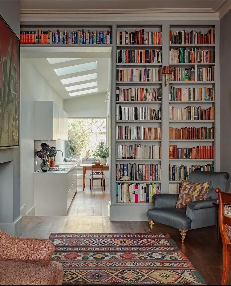 how to create the bookshelf wealth aesthetic in your home