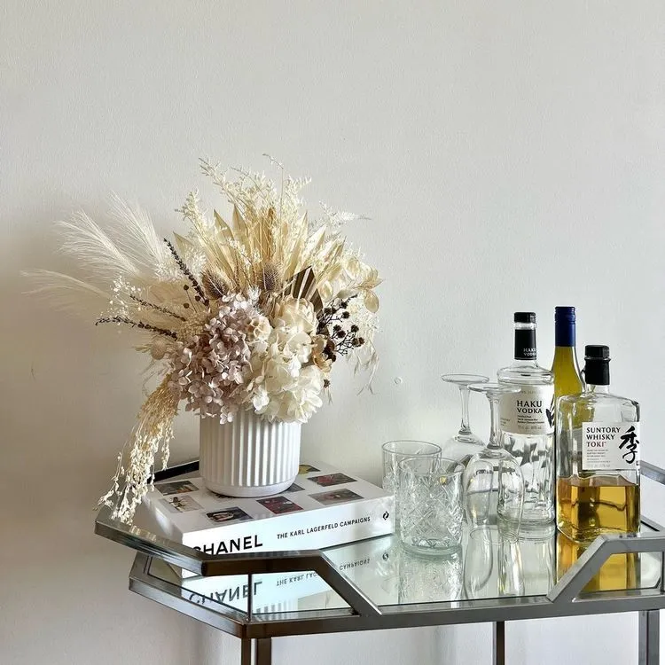 how to decorate your home with dried flower compositions