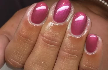 short metallic nails in pink