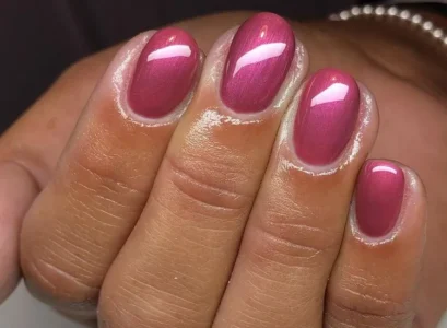 short metallic nails in pink