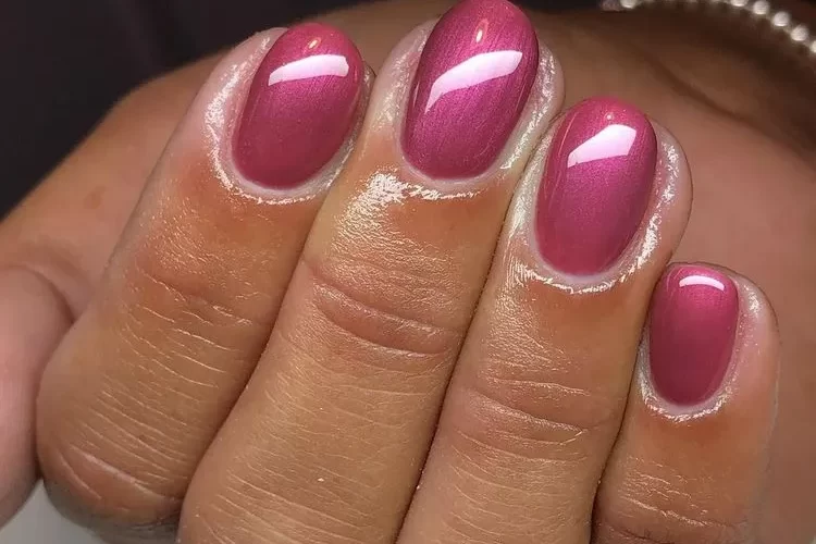 short metallic nails in pink