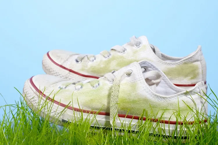 how to get grass stains out of white shoes