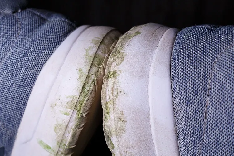 how to remove grass stain from shoes