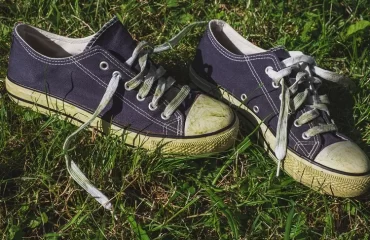 how to remove grass stains from shoes