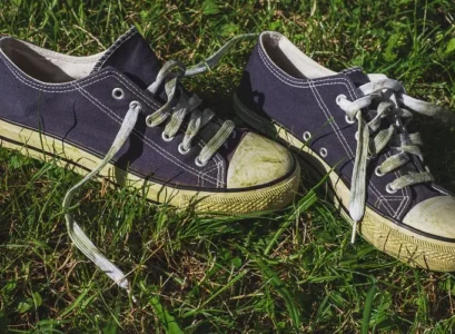how to remove grass stains from shoes