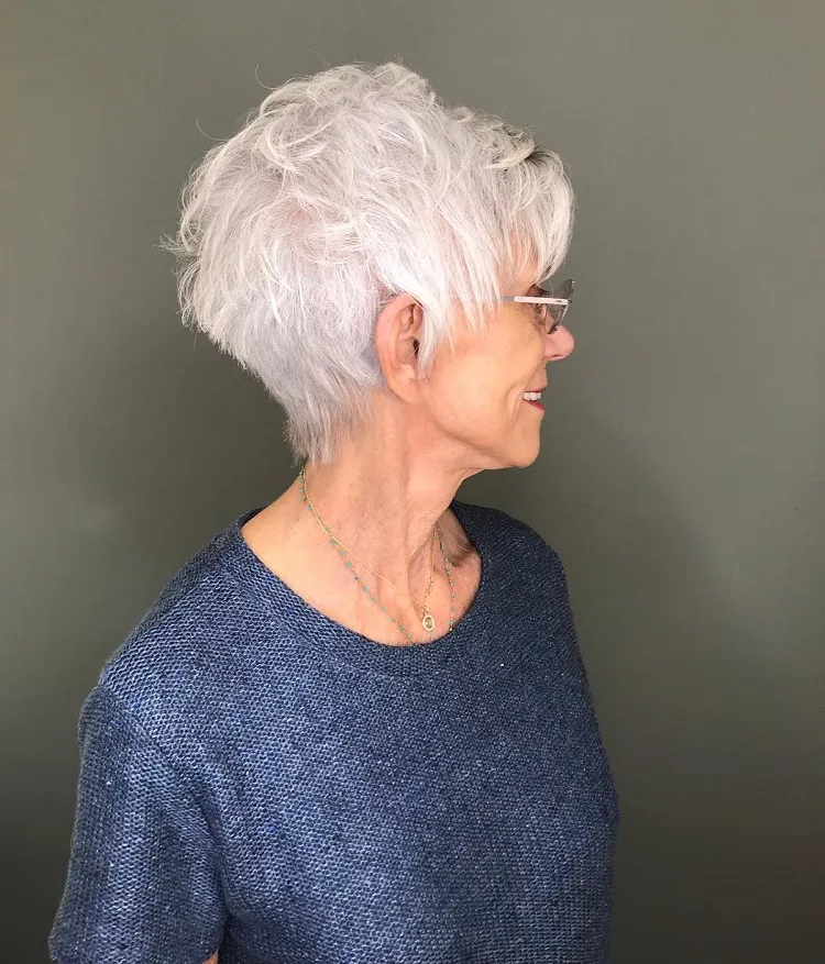 peinado en capas para cabello blanco mayor de 70 años