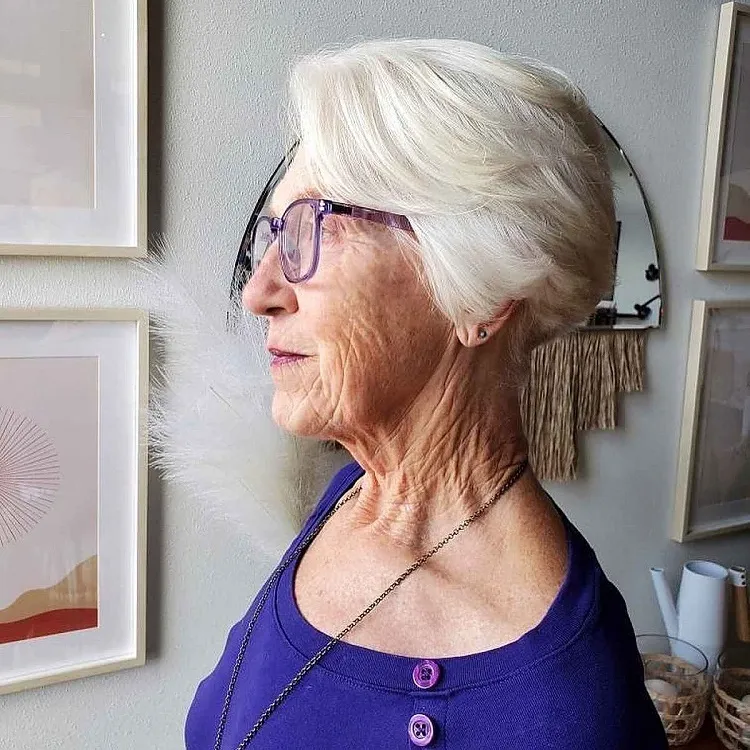 peinados cortos para mayores de 70 con gafas