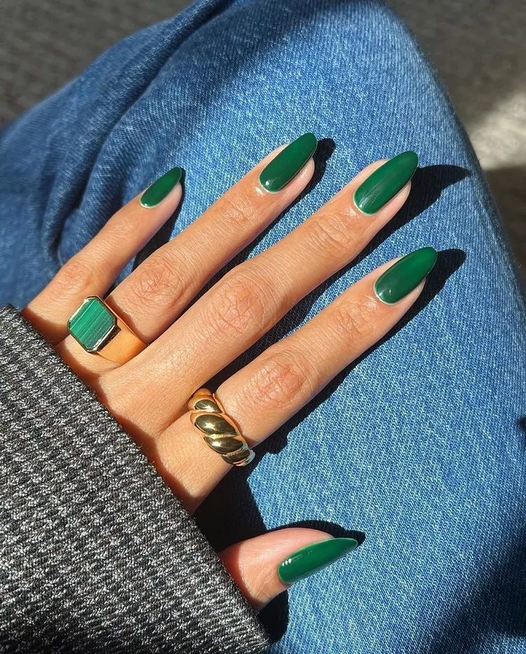 trendy emerald green manicure winter 2024