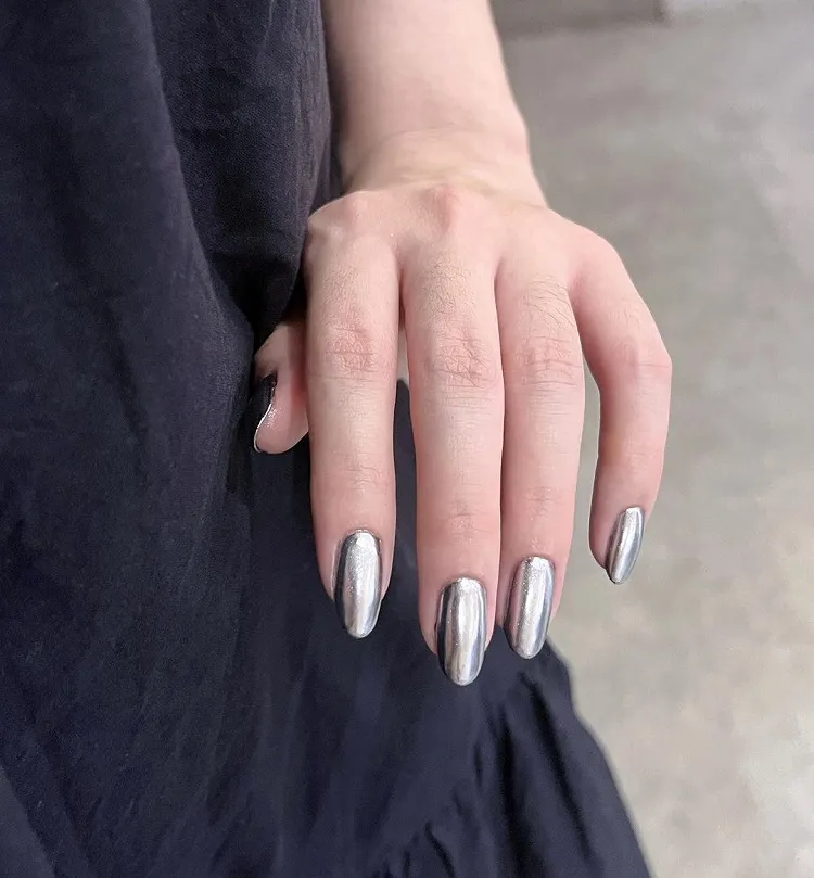winter nail colors 2024 trends give you silver metallics