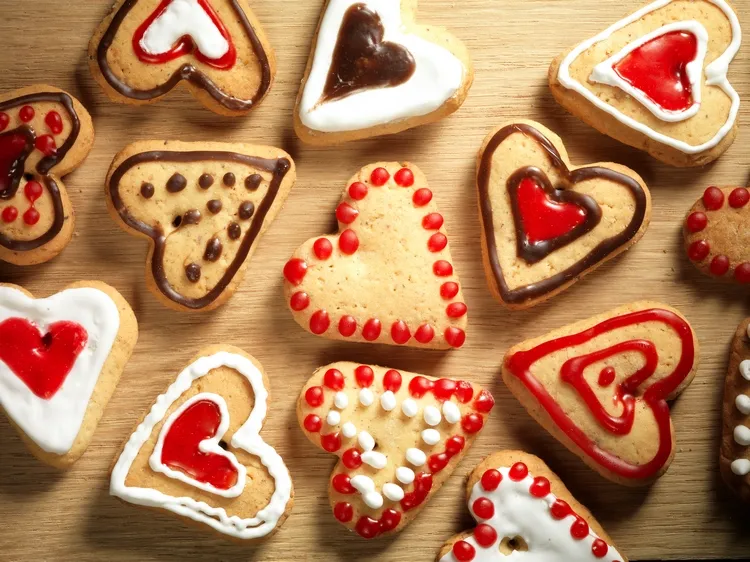 valentines day cookie decorating with royal icing