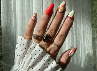 floral nail art idea spring easter 2024