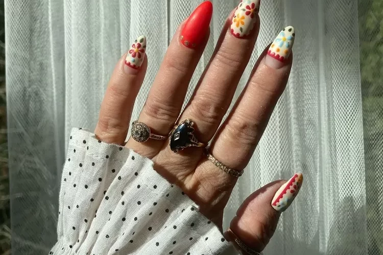 floral nail art idea spring easter 2024
