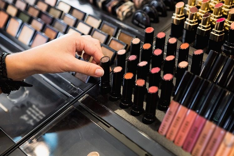 how to choose lipstick shade based on your eye color