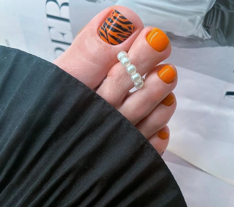 orange toe nails for medium skin tone