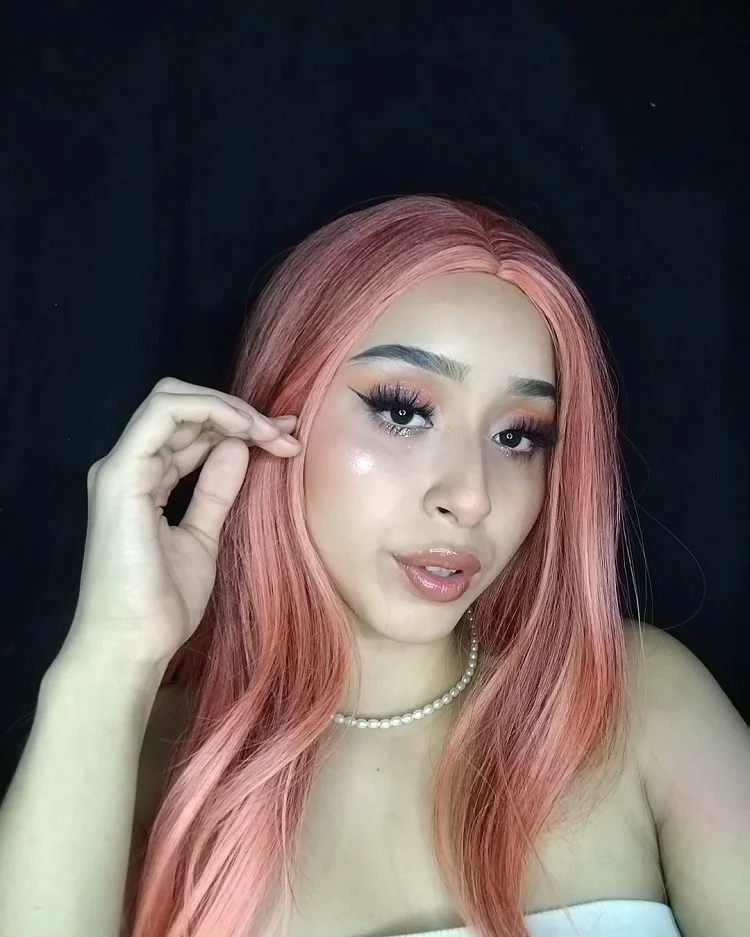 peach fuzz makeup trend 2024