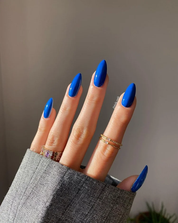 timeless cobalt blue manicure
